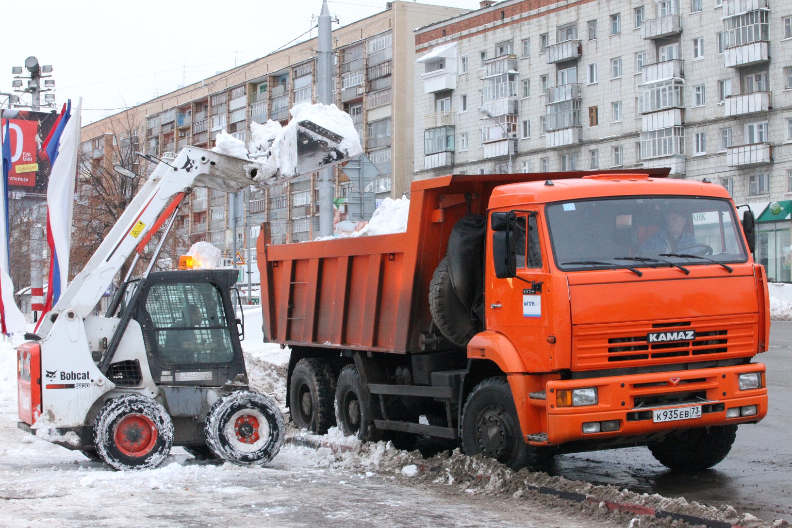 Вывоз снега в Тюмени, заказать вывоз снега с территории - цена 350 рублей  за куб/м